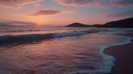 Obraz premium Serene Sunset Over Tranquil Ocean Waves at Beach