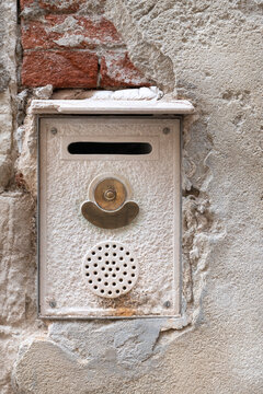 Antico citofono con buca delle lettere