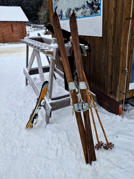 Telemark skiing&nbsp;is technique that combines elements of&nbsp;Alpine&nbsp;and&nbsp;Nordic, using rear foot to keep balance while pushing on front foot to create a carving turn on downhill , ski lift