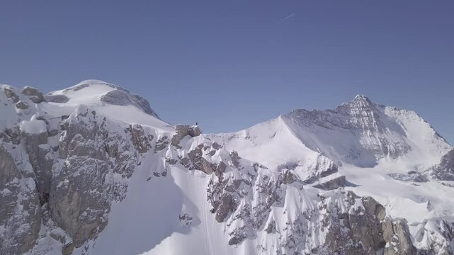 Drone skieur en rappel dans une face