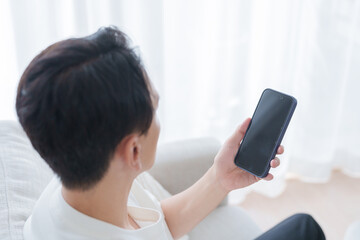 スマホを使うミドル男性