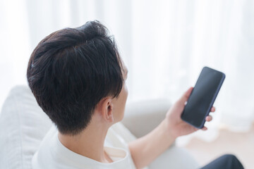 スマホを使うミドル男性