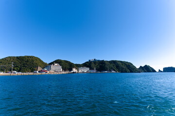 那智勝浦町海沿いの町並み

