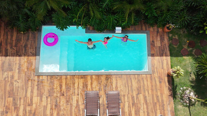 familia feliz na piscina nas férias de verão 