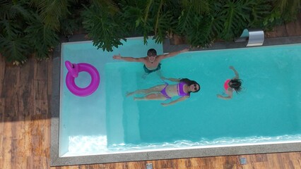 familia feliz na piscina nas férias de verão 