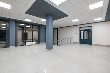 Obraz premium panorama view in empty modern hall with columns, doors and panoramic windows at night