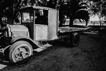 Camioneta oxidada de 1925, reliquia automotriz con historia