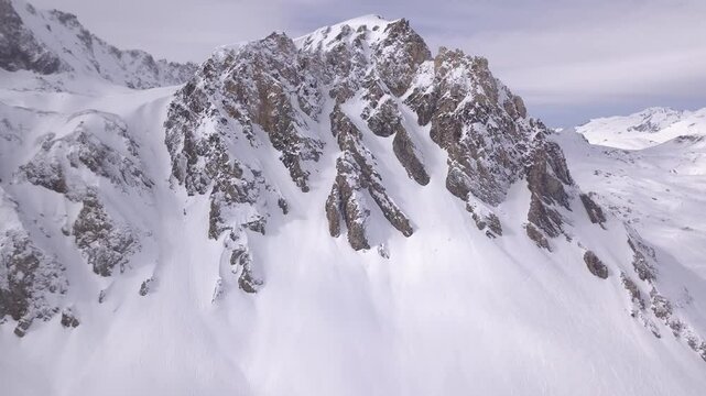 Drone skieur dans couloir Tignes