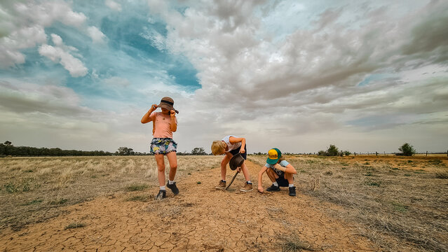 Aussie kids on dry farm during times of drought