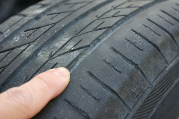 タイヤのスリップサインの三角マークを指差しチェック © n.s.d