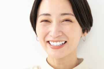 笑顔のミドル女性