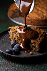 Torta alle nocciole con crema di cioccolato e mirtilli