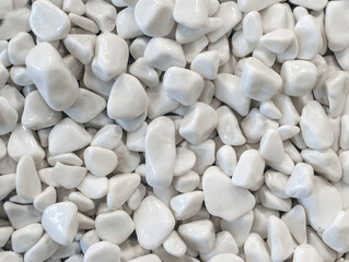 white stones or pebbles, similar to marble or quartz, which can be used for decorative purposes, for example, to decorate the garden, aquariums, flower beds or interior decoration of premises.