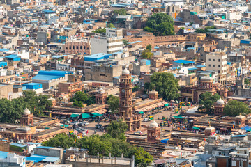 Fototapeta premium Ausblick auf Blaue Stadt Jodhpur von der Mehrangarh Festungsanlage in Jodhpur Rajasthan Indien