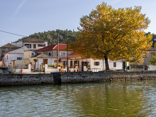Obraz premium Quiet village life in the low tourist season on an island on Lake Pamvotida in Ioannina, Greece 