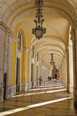 Fototapeta premium Passage am Praça do Comércio, Lissabon