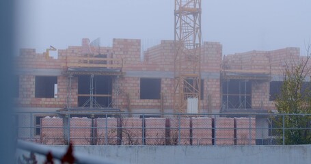 Obraz premium A building under construction with bricks as the main material and a crane in the background