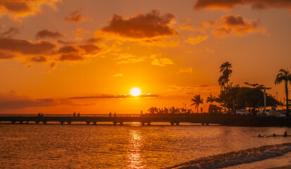 Coucher de soleil à la plage de Case Navire à Schoelcher en Martinique, Antilles Françaises.	