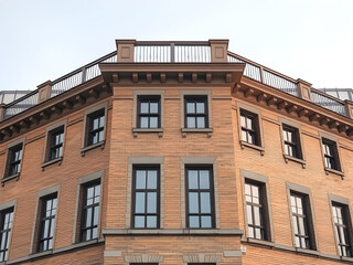 Fototapeta premium retro Minimalist Building Exterior with White Facade and Windows