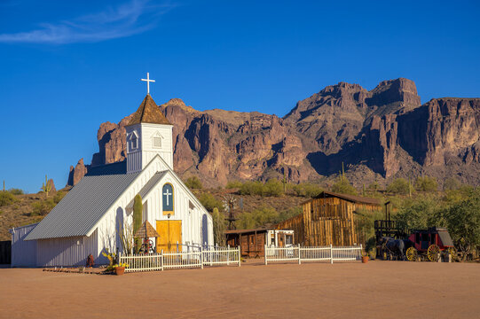 The Elvis Memorial Chapel stands against the backdrop of the Superstition Mountains in Apache Junction, Arizona, showcasing historic charm in a desert landscape.
