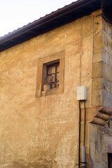 Maceta en ventana de casa de pueblo © Darío Peña