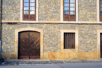 Fachada de casa de piedra en pueblo de Asturias © Darío Peña