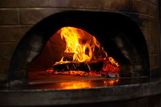 pizza con forno a legna tradizionale in pizzeria napoletana e italiana. Sapore mediterraneo