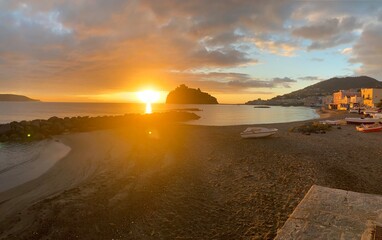 Obraz premium Alba sull'isola di Ischia