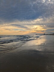 Obraz premium Sunset through the clouds over the ocean at Myrtle Beach, South Carolina