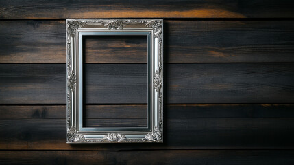 Ein leeres harmonisches Bilderrahmen auf dunklem Holz hinterl&auml;sst einen k&uuml;nstlerischen Eindruck.

