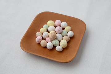 五色豆 木の皿 テーブル