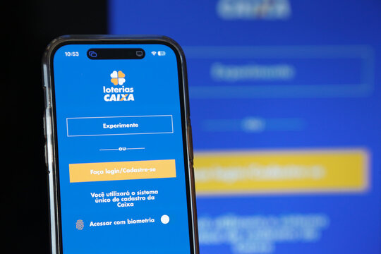 Aplicativo Loteria Sorteio na Palma da M&atilde;o com fundo vibrante e azul.