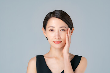 スキンケアをする女性