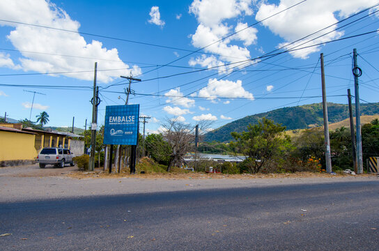 Cuilapa, Santa Rosa, Guatemala. 
02-11-2023 
Entrance to the Los Esclavos Hydroelectric Reservoir, on the CA1 highway, in Cuilapa Santa Rosa Guatemala.