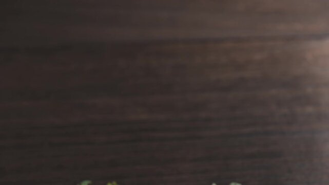 木目テーブルに置かれた竹笊と春の七草