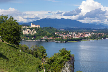 Fototapeta premium Vista panoramica dalla città di Arona sul Lago Maggiore in Piemonte e sullo sfondo il Castello di Angera e la sponda Lombarda