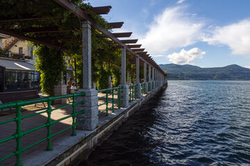 Obraz premium La pergola nel Lungomare di Arona in provincia di Novara sul Lago Maggiore in Piemonte