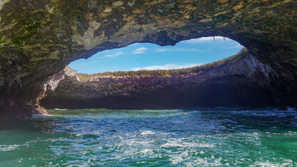 Vista desde el interior de la Playa del Amor en las Islas Marietas, Nayarit
