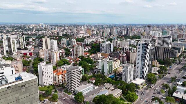 Video with a moving drone showing the buildings in the central region of Curitiba on a sunny day.

