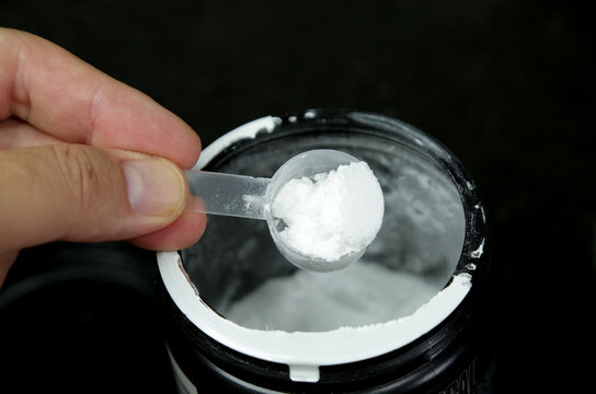 Colher de 5g de creatina pura na agua pronta para consumo humano.