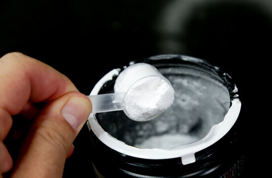 Colher de 5g de creatina pura na agua pronta para consumo humano.