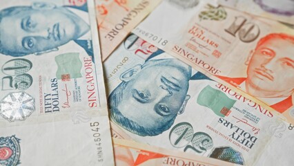 Obraz premium Singaporean dollars in various denominations displayed showing vibrant banknotes featuring national figures and intricate design elements.