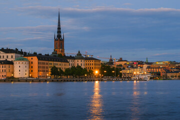 Fototapeta premium スウェーデン 夜のストックホルムの湖と街並み