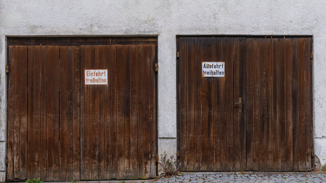 Alte Doppelgarage mit Einfahrt und Ausfahrt