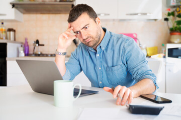 Obraz premium Worried broke man about money problem and home finances
