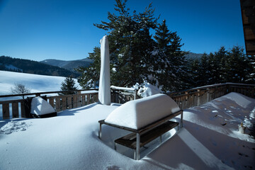 Terrasse de chalet dans le Vercors sous la neige et le soleil