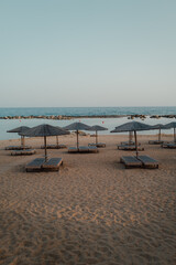 Strand mit Liegen