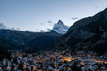 Zermatt und Matterhorn in der Abenddämmerung