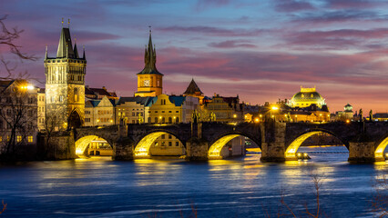 Obraz premium Blue hour after a fiery sunset over historic Prague - with the iconic Charles Bridge