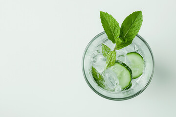 Obraz premium A vibrant cucumber mint smoothie served in a transparent glass, featuring fresh mint leaves and cucumber slices, ideal for health and wellness-inspired imagery